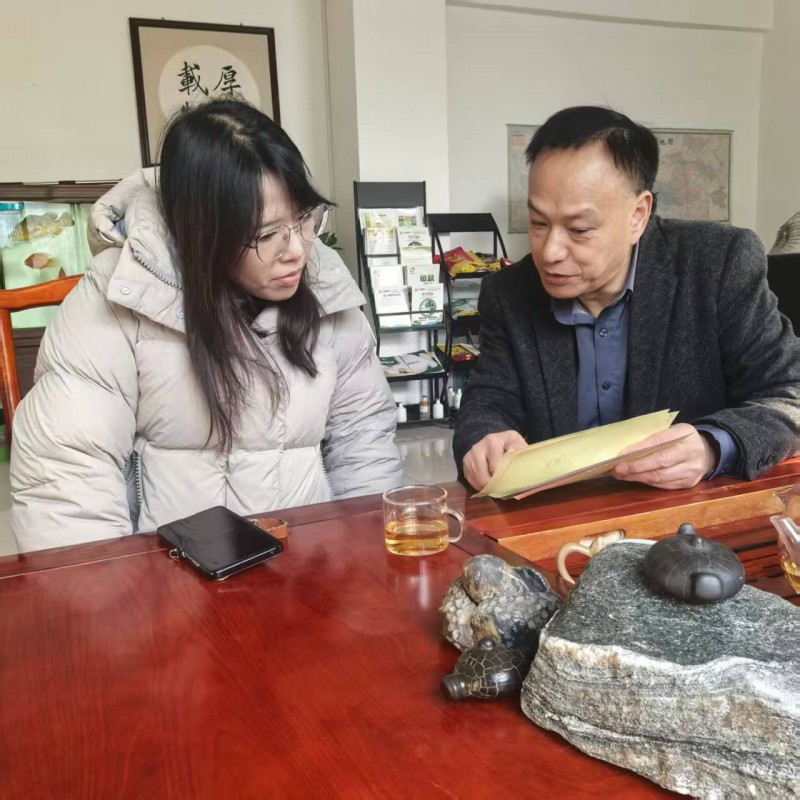 Ông Cao từ Zhejiang đến thăm nhà máy thức ăn Baosheng cho chuyến thăm kiểm tra